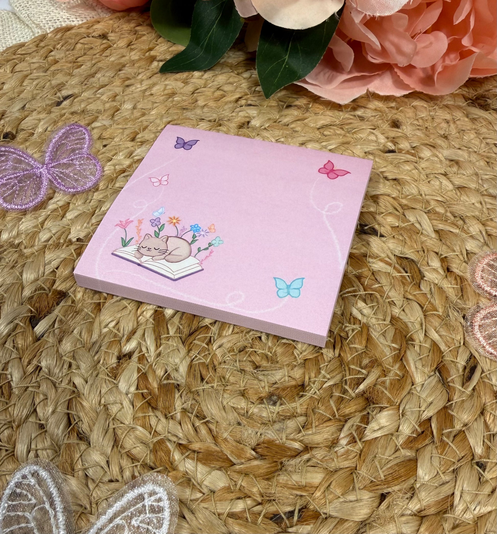 Close-up of the Sleepy Kitty Sticky Notes highlighting the artwork and writing space.